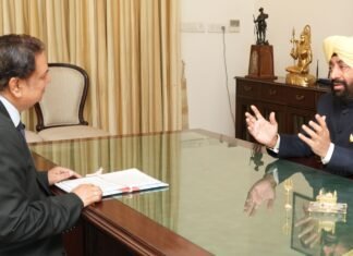 UTTARAKHAND:-मुख्य सूचना आयुक्त अनिल चंद्र पुनेठा ने राज्यपाल गुरमीत सिंह के समक्ष दिया आयोग के क्रियाकलापों व गतिविधियों का प्रस्तुतीकरण