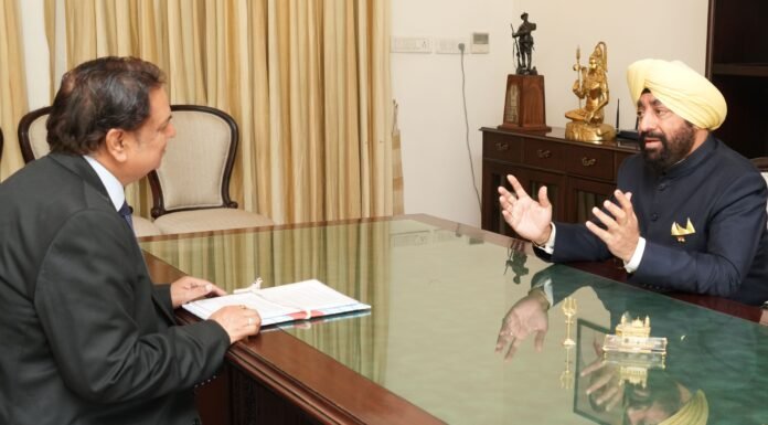 UTTARAKHAND:-मुख्य सूचना आयुक्त अनिल चंद्र पुनेठा ने राज्यपाल गुरमीत सिंह के समक्ष दिया आयोग के क्रियाकलापों व गतिविधियों का प्रस्तुतीकरण