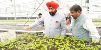 Dehradun:-राज्यपाल लेफ्टिनेंट जनरल गुरमीत सिंह ने सगंध पौधा केंद्र सेंटर फॉर एरोमैटिक प्लांट्स,कैप सेलाकुई,का किया भ्रमण
