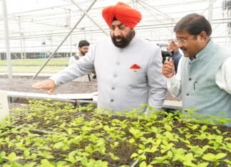 Dehradun:-राज्यपाल लेफ्टिनेंट जनरल गुरमीत सिंह ने सगंध पौधा केंद्र सेंटर फॉर एरोमैटिक प्लांट्स,कैप सेलाकुई,का किया भ्रमण