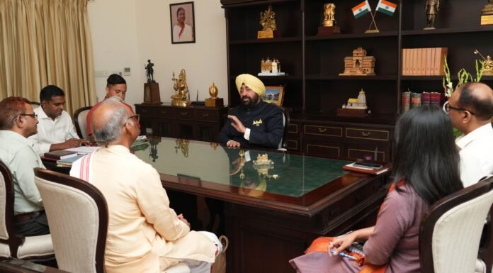 UTTARAKHAND:-संस्कृत शिक्षा सचिव और उत्तराखण्ड संस्कृत विश्वविद्यालय के कुलपति ने की राज्यपाल से भेंट,विश्वविद्यालय में चल रही गतिविधियों के विषय में कराया अवगत