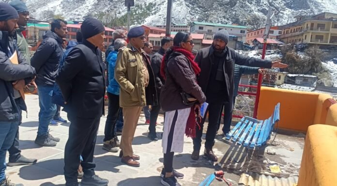 CHARDHAM YATRA:-मुख्य सचिव ने बदरीनाथ पहुंचकर लिया चारधाम यात्रा व्यवस्था और पुनर्निर्माण कार्यो का जायजा,अधिकारियों को दिए जरूरी निर्देश