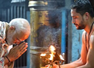 PM Modi in Kanyakumari:-विवेकानंद रॉक मेमोरियल में ध्यान मुद्रा में बैठे प्रधानमंत्री नरेंद्र मोदी,कांग्रेस पहुंची चुनाव भाजपा ने कहा-ध्यान साधना का विरोध विपक्ष का डर और सनातन विरोधी चेहरा