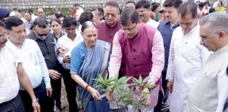 Uttarakhand:-सीएम धामी ने गुरू पूर्णिमा के शुभ अवसर पर ’एक पेड़ मां के नाम’अभियान के तहत अपनी माताजी के साथ किया पौधारोपण