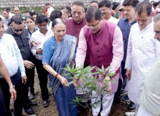 Uttarakhand:-सीएम धामी ने गुरू पूर्णिमा के शुभ अवसर पर ’एक पेड़ मां के नाम’अभियान के तहत अपनी माताजी के साथ किया पौधारोपण