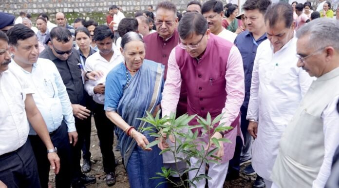 Uttarakhand:-सीएम धामी ने गुरू पूर्णिमा के शुभ अवसर पर ’एक पेड़ मां के नाम’अभियान के तहत अपनी माताजी के साथ किया पौधारोपण