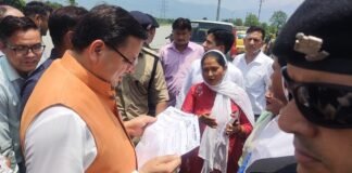 Champawat:-सीएम धामी ने टनकपुर,बनबसा के बाढ़ प्रभावित क्षेत्रों का किया स्थलीय व हवाई निरीक्षण,बाढ़ प्रभावितों से मिलकर सुनी समस्याएं