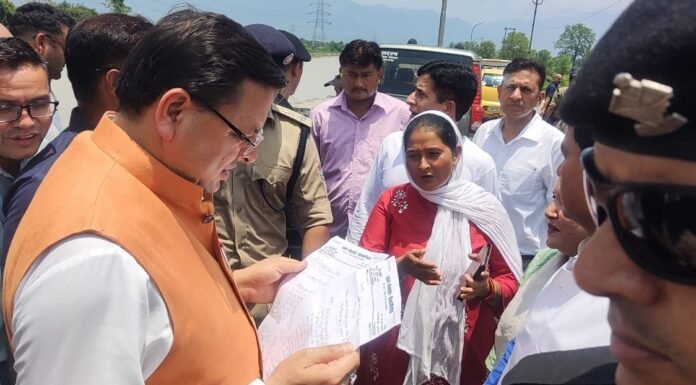 Champawat:-सीएम धामी ने टनकपुर,बनबसा के बाढ़ प्रभावित क्षेत्रों का किया स्थलीय व हवाई निरीक्षण,बाढ़ प्रभावितों से मिलकर सुनी समस्याएं