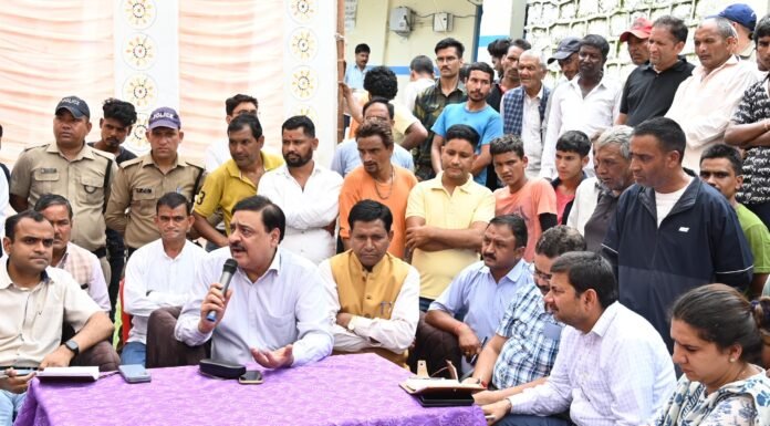 Tehri Disaster:-आपदाग्रस्त क्षेत्रों का जायजा लेने पहुंचे गढ़वाल आयुक्त,राजकीय इण्टर कॉलेज विनक खाल में पीड़ितों का जाना हाल चाल