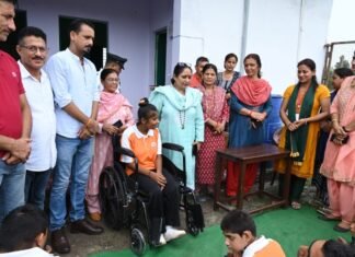 Kotdwar:-विधानसभा अध्यक्ष ने झंडीचौड़ स्थित दिव्यांग विद्यालय में बच्चों को प्रदान किए दिव्यांग उपकरण