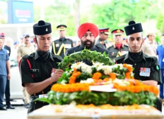 Uttarakhand:-डोडा में मुठभेड़ में शहीद हुए कैप्टन दीपक सिंह का पार्थिव शरीर पहुंचा देहरादून,राज्यपाल एवं मुख्यमंत्री ने शहीद के पार्थिव शरीर पर पुष्प चक्र अर्पित कर दी श्रद्धांजलि