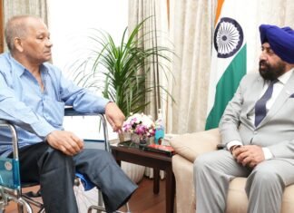 Uttarakhand:-शौर्य चक्र विजेता कैप्टन,सेवानिवृत्त मोहन सिंह रावत ने राज्यपाल गुरमीत सिंह से की शिष्टाचार भेंट
