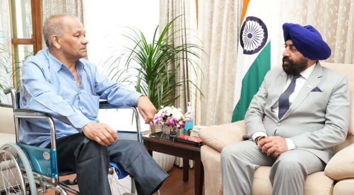 Uttarakhand:-शौर्य चक्र विजेता कैप्टन,सेवानिवृत्त मोहन सिंह रावत ने राज्यपाल गुरमीत सिंह से की शिष्टाचार भेंट