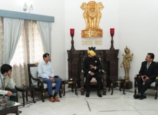 Uttarakhand:-उत्तरांचल विश्वविद्यालय के प्रतिकुलपति डॉ.राजेश बहुगुणा,सिद्धार्थ लॉ कॉलेज के प्रो.शराफत अली,डॉ.वैभव उनियाल एवं प्रो.अंजुम परवेज ने राज्यपाल से की शिष्टाचार भेंट