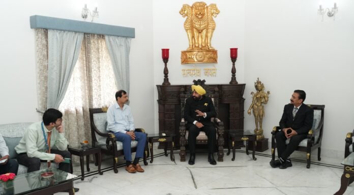 Uttarakhand:-उत्तरांचल विश्वविद्यालय के प्रतिकुलपति डॉ.राजेश बहुगुणा,सिद्धार्थ लॉ कॉलेज के प्रो.शराफत अली,डॉ.वैभव उनियाल एवं प्रो.अंजुम परवेज ने राज्यपाल से की शिष्टाचार भेंट