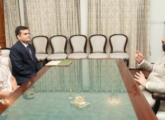 Uttarakhand:-चीफ पोस्टमास्टर जनरल शशि शालिनी एवं निदेशक डाक सेवा अनुसूया प्रसाद चमोला ने राज्यवाल से की शिष्टाचार भेंट