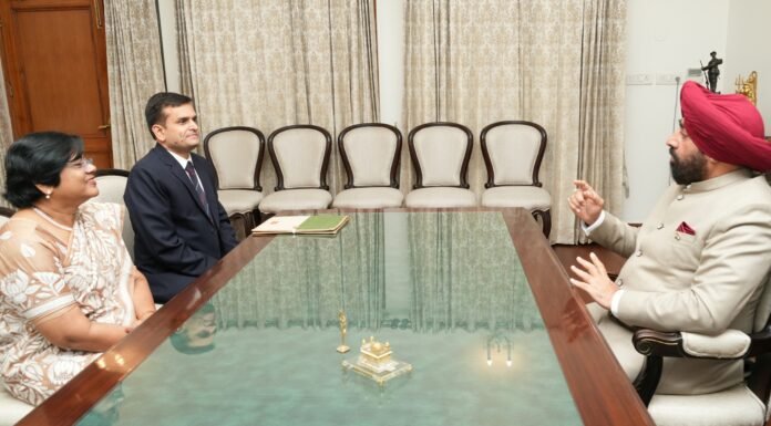 Uttarakhand:-चीफ पोस्टमास्टर जनरल शशि शालिनी एवं निदेशक डाक सेवा अनुसूया प्रसाद चमोला ने राज्यवाल से की शिष्टाचार भेंट