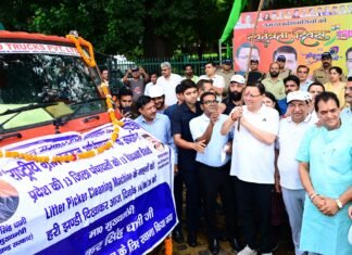 Dehradun:-सीएम धामी ’स्वच्छता अपनाओ,बीमारी भगाओ’ कार्यक्रम में हुए शामिल,13 जिलों के लिए लीटर पीकर क्लीनिंग मशीन का फ्लैग ऑफ कर किया रवाना
