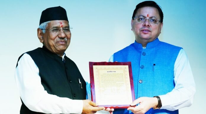 Uttarakhand:-गढ़रत्न नरेन्द्र सिंह नेगी ‘उत्तराखण्ड लोक सम्मान’ से सम्मानित,मुख्यमंत्री पुष्कर धामी ने कहा हिमालय जैसे अडिग व्यक्तित्व वाले हैं नेगी दा