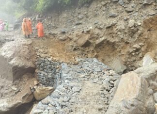 Kedarnath Flood:-केदारनाथ धाम यात्रा को पुनःसंचालित करने के लिए सोनप्रयाग में बाधित सड़क मार्ग को खोलने का कार्य जारी