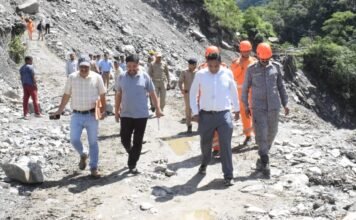 Rudraprayag:-केदार घाटी में क्षतिग्रस्त मोटर मार्गों का निरीक्षण करने पहुंचे सचिव आर राजेश कुमार,अधिकारियों को कार्य में गति लाने के दिए निर्देश