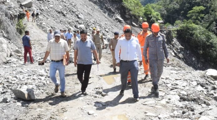 Rudraprayag:-केदार घाटी में क्षतिग्रस्त मोटर मार्गों का निरीक्षण करने पहुंचे सचिव आर राजेश कुमार,अधिकारियों को कार्य में गति लाने के दिए निर्देश