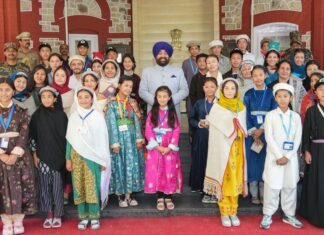 Dehradun:-‘राष्ट्रीय एकता यात्रा’ पर आए केंद्र शासित प्रदेश,लद्दाख क्षेत्र की नुब्रा घाटी के छात्र-छात्राओं ने राज्यपाल से की भेंट