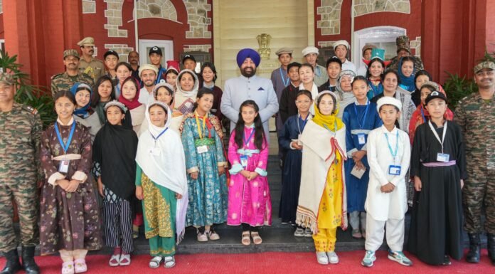 Dehradun:-‘राष्ट्रीय एकता यात्रा’ पर आए केंद्र शासित प्रदेश,लद्दाख क्षेत्र की नुब्रा घाटी के छात्र-छात्राओं ने राज्यपाल से की भेंट