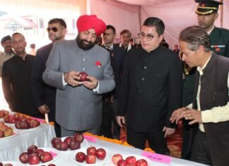 Uttarkashi:-राज्यपाल ने हर्षिल में आयोजित वाइब्रेंट विलेज परिचर्चा सम्मेलन में विभिन्न विभागों एवं स्वयं सहायता समूहों व किसानों द्वारा लगाई गई प्रदर्शनी का किया अवलोकन