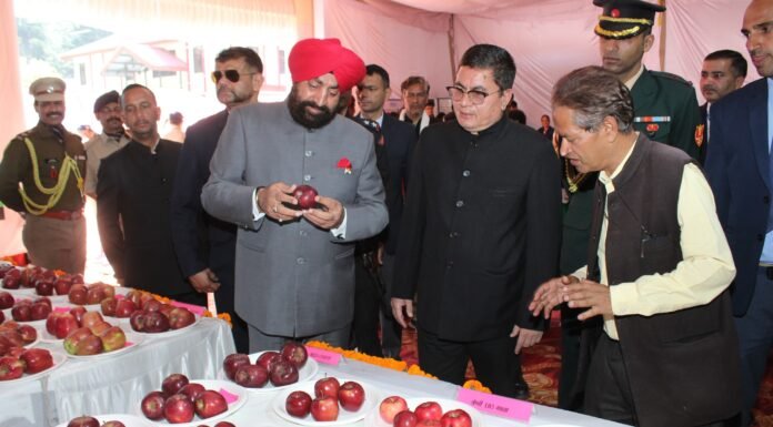 Uttarkashi:-राज्यपाल ने हर्षिल में आयोजित वाइब्रेंट विलेज परिचर्चा सम्मेलन में विभिन्न विभागों एवं स्वयं सहायता समूहों व किसानों द्वारा लगाई गई प्रदर्शनी का किया अवलोकन