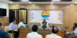 Haridwar:-सांसद त्रिवेंद रावत ने केंद्र व राज्य सरकार की योजनाओं की प्रगति रिपोर्ट की ली जानकारी कहा-सांसद निधि को शिक्षा की गुणवत्ता पर खर्च करना मेरी प्राथमिकता