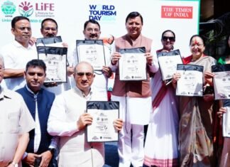 Dehradun:-विश्व पर्यटन दिवस के अवसर पर सीएम धामी ने किया स्वच्छता ही सेवा के तहत कार गार्बेज इको फ्रेंडली बैग वितरण अभियान का शुभारंभ