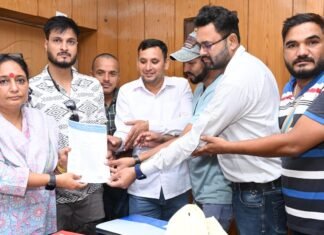 Dehradun:-उत्तराखंड जल संस्थान संविदा श्रमिक संघ के पदाधिकारियों ने की विधानसभा अध्यक्ष से की भेंट,अपनी समस्याओं के करवाया अवगत