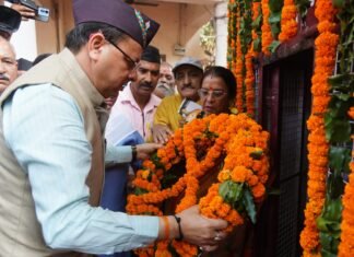 Uttarakhand:-राज्य आन्दोलनकारी शहीदों की पुण्य स्मृति में सीएम धामी ने उनके चित्र पर श्रद्धा सुमन अर्पित कर दी श्रद्धांजलि