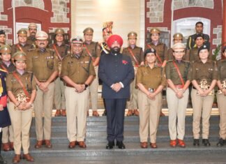 Dehradun:-राज्य स्थापना दिवस के अवसर पर परेड का नेतृत्व करने वाली परेड कमांडरों को राज्यपाल ने किया सम्मानित