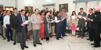 Dehradun:-संविधान दिवस की 75वीं वर्षगांठ के अवसर पर राज्यपाल एवं मुख्य सचिव ने अधिकारियों एवं कर्मचारियों को संविधान में निहित कर्तव्यों एवं दायित्वों की दिलाई शपथ