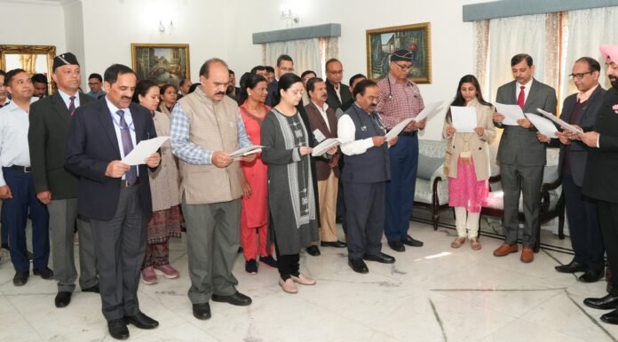 Dehradun:-संविधान दिवस की 75वीं वर्षगांठ के अवसर पर राज्यपाल एवं मुख्य सचिव ने अधिकारियों एवं कर्मचारियों को संविधान में निहित कर्तव्यों एवं दायित्वों की दिलाई शपथ