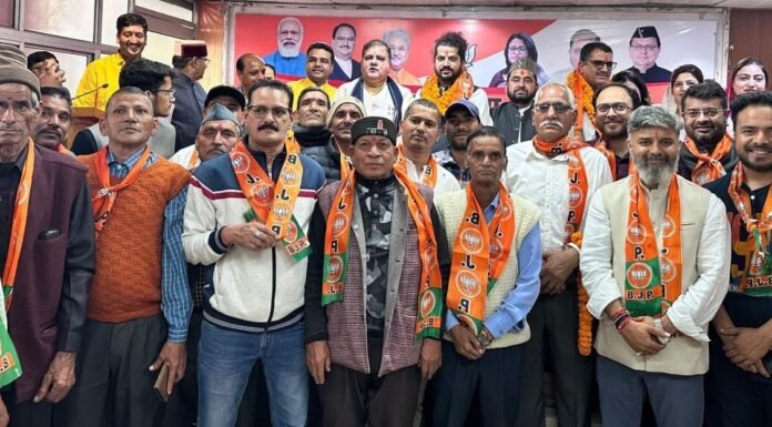 Uttarakhand:-भाजपा प्रदेश अध्यक्ष महेंद्र भट्ट के सानिध्य में उत्तरकाशी के सैकड़ों सामाजिक एवं राजनैतिक कार्यकर्ताओं ने थामा भाजपा का दामन