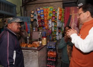 Uttarakhand:-दिल्ली दौरे से लौटे सीएम धामी,काफिला रोक,लोगों से मिलने पहुंचे,जाना हालचाल