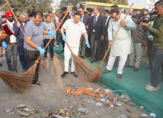 Uttarakhand Foundation Day 2024:-मुख्यमंत्री पुष्कर धामी ने स्वच्छता कार्यक्रम में प्रतिभाग कर झाड़ू लगाकर दिया स्वच्छता का संदेश