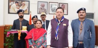 Dehradun:-भारत स्काउट एंड गाइड उत्तराखंड संगठन के 75वें स्थापना दिवस पर सीएम धामी को फ्लैग स्टीकर लगाकर किया अलंकृत