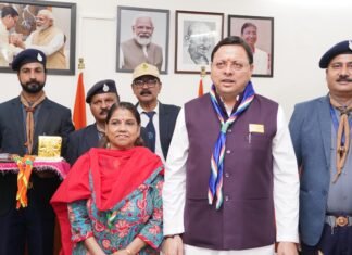 Dehradun:-भारत स्काउट एंड गाइड उत्तराखंड संगठन के 75वें स्थापना दिवस पर सीएम धामी को फ्लैग स्टीकर लगाकर किया अलंकृत