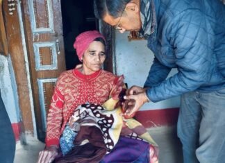 Chamoli:-सीएम धामी के निर्देश पर डॉक्टरों की टीम पहुंची सारकोट,ग्रामीणों ने दी थी शहीद की माताजी के स्वास्थ्य खराब होने की जानकारी