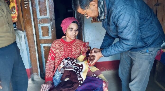 Chamoli:-सीएम धामी के निर्देश पर डॉक्टरों की टीम पहुंची सारकोट,ग्रामीणों ने दी थी शहीद की माताजी के स्वास्थ्य खराब होने की जानकारी