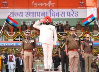 Uttarakhand Foundation Day:-राज्य स्थापना दिवस के अवसर पुलिस लाइन में राज्यपाल ने रैतिक परेड का निरीक्षण कर ली सलामी