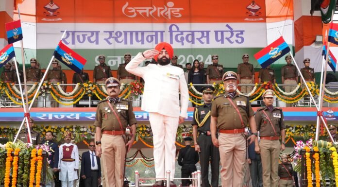 Uttarakhand Foundation Day:-राज्य स्थापना दिवस के अवसर पुलिस लाइन में राज्यपाल ने रैतिक परेड का निरीक्षण कर ली सलामी