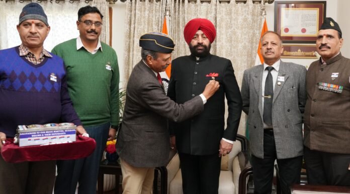 Uttarakhand:-‘सशस्त्र सेना झंडा दिवस’ के अवसर निदेशक,सैनिक कल्याण एवं पुनर्वास ब्रिगेडियर अमृत लाल(से नि) ने मुलाकात कर लगाया फ्लैग