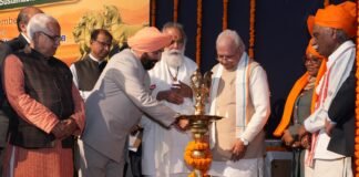 Haryana:-कुरुक्षेत्र में आयोजित 9वें अंतर्राष्ट्रीय गीता महोत्सव में शामिल हुए राज्यपाल लेफ्टिनेंट जनरल गुरमीत सिंह कहा-गीता मानव को सत्य,धर्म और कर्म का मार्ग बताती है