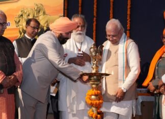 Haryana:-कुरुक्षेत्र में आयोजित 9वें अंतर्राष्ट्रीय गीता महोत्सव में शामिल हुए राज्यपाल लेफ्टिनेंट जनरल गुरमीत सिंह कहा-गीता मानव को सत्य,धर्म और कर्म का मार्ग बताती है