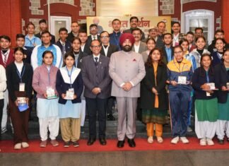 Dehradun:-भारत दर्शन-शैक्षिक भ्रमण कर आए छात्र-छात्राओं के दल ने राज्यपाल से की मुलाकात